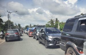 Jalan lintas tengah Sumatera macet belasan kilometer