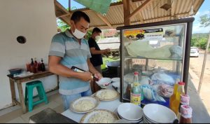 Kuliner Mie Talang Jumbo nuansa pedesaan Jembatan Air Irigasi zaman Belanda