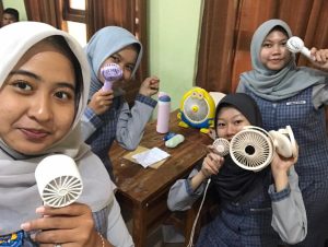 Dari AC turun hingga ke Kipas Kecil Buat Belajar di Kelas